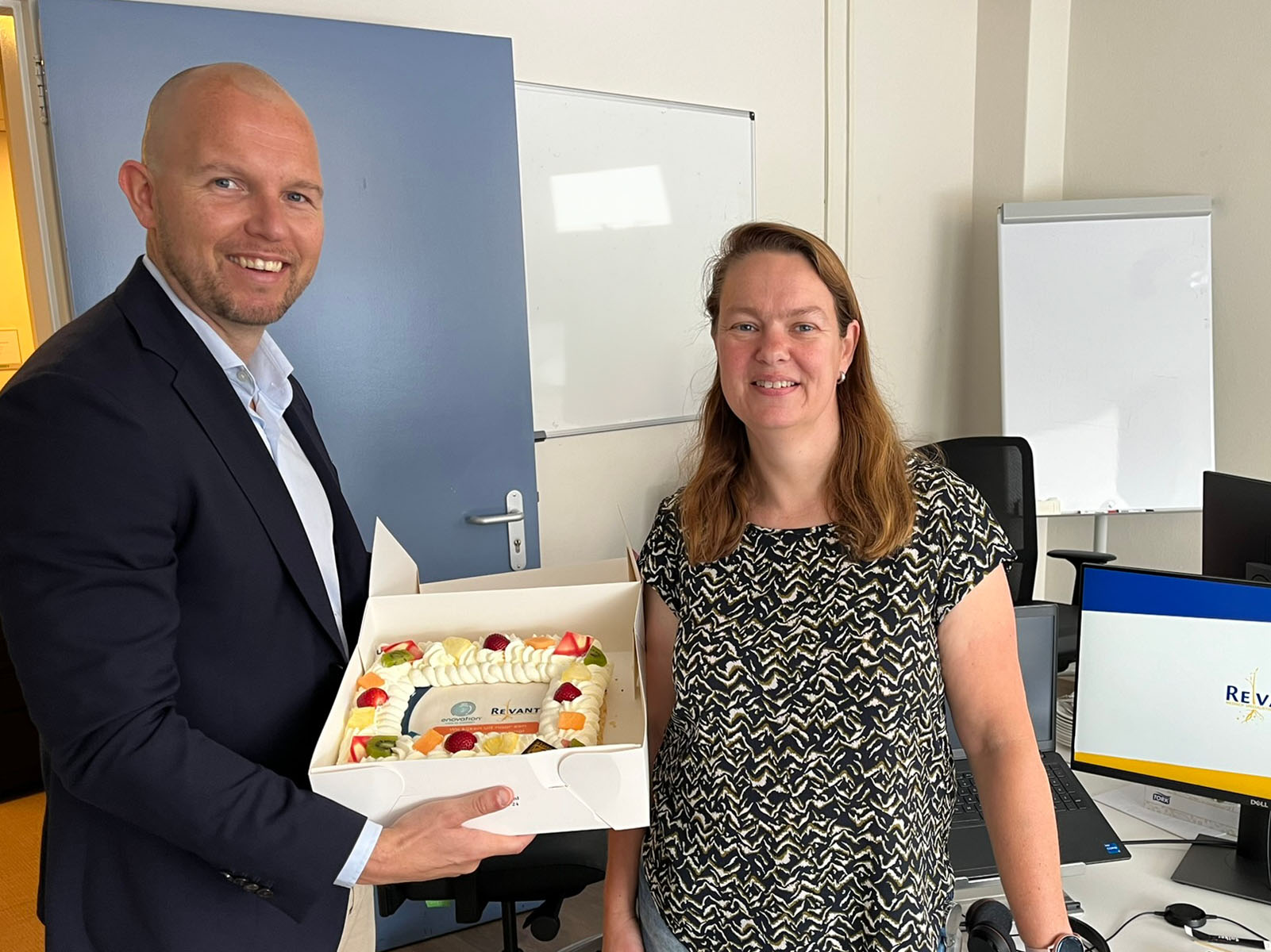 Enovation accountmanager Hans Verweij feliciteerde Monique van Breemen (Revant) met de koppeling van revalidatie-apparatuur.