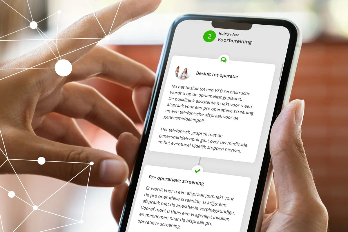 Een smartphone met op het scherm tekst uit de PROMs-app.
