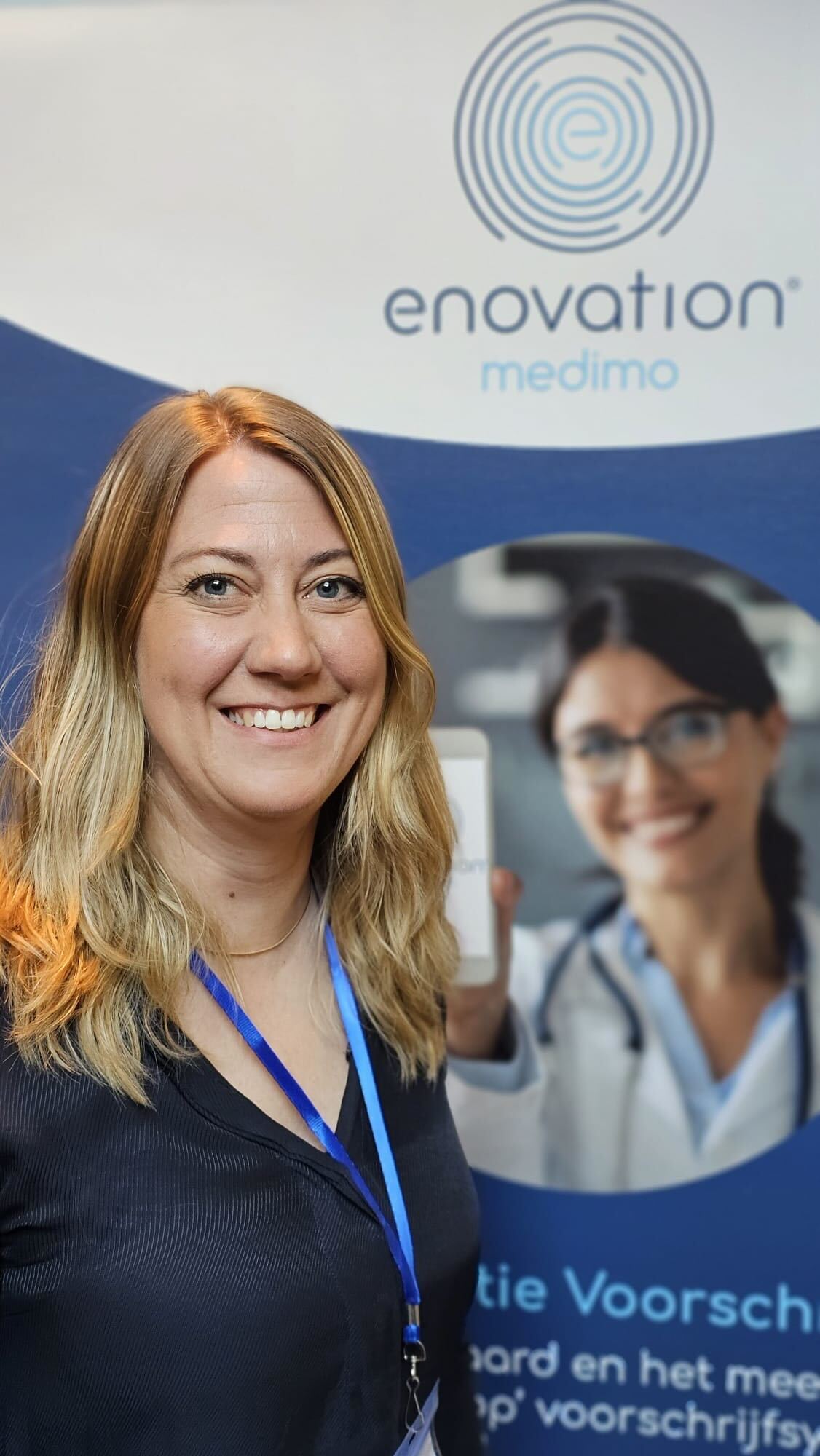 Annemiek Klein tijdens een beurs, waar ze mensen informeert over de mogelijkheden van Enovation Medimo.