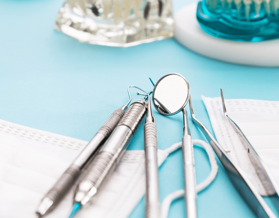 tandartsinstrumenten op een tafel met een lichtlbauw tafelkleed.