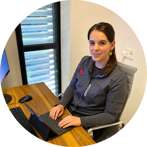 Naomi, a pharmaceutical assistant, manages the live chat.